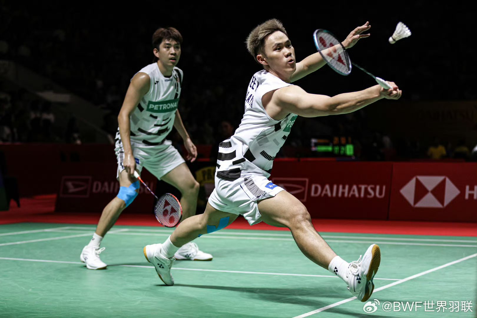 日本羽毛球队险胜印尼羽毛球队，林丹三分雨点燃全场
